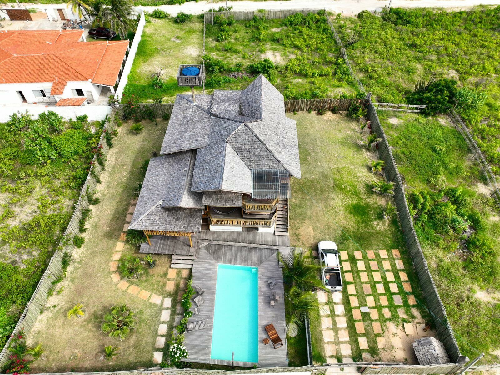 Imagem de Casa de madeira e palha, em terreno amplo, com piscina no Pontal do Maceió